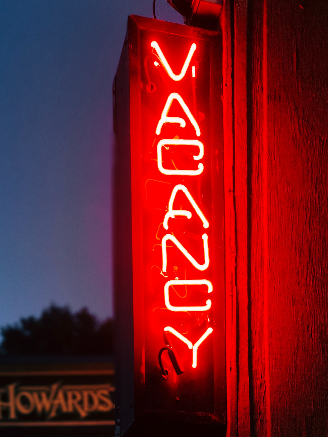 A red neon vanacy sign