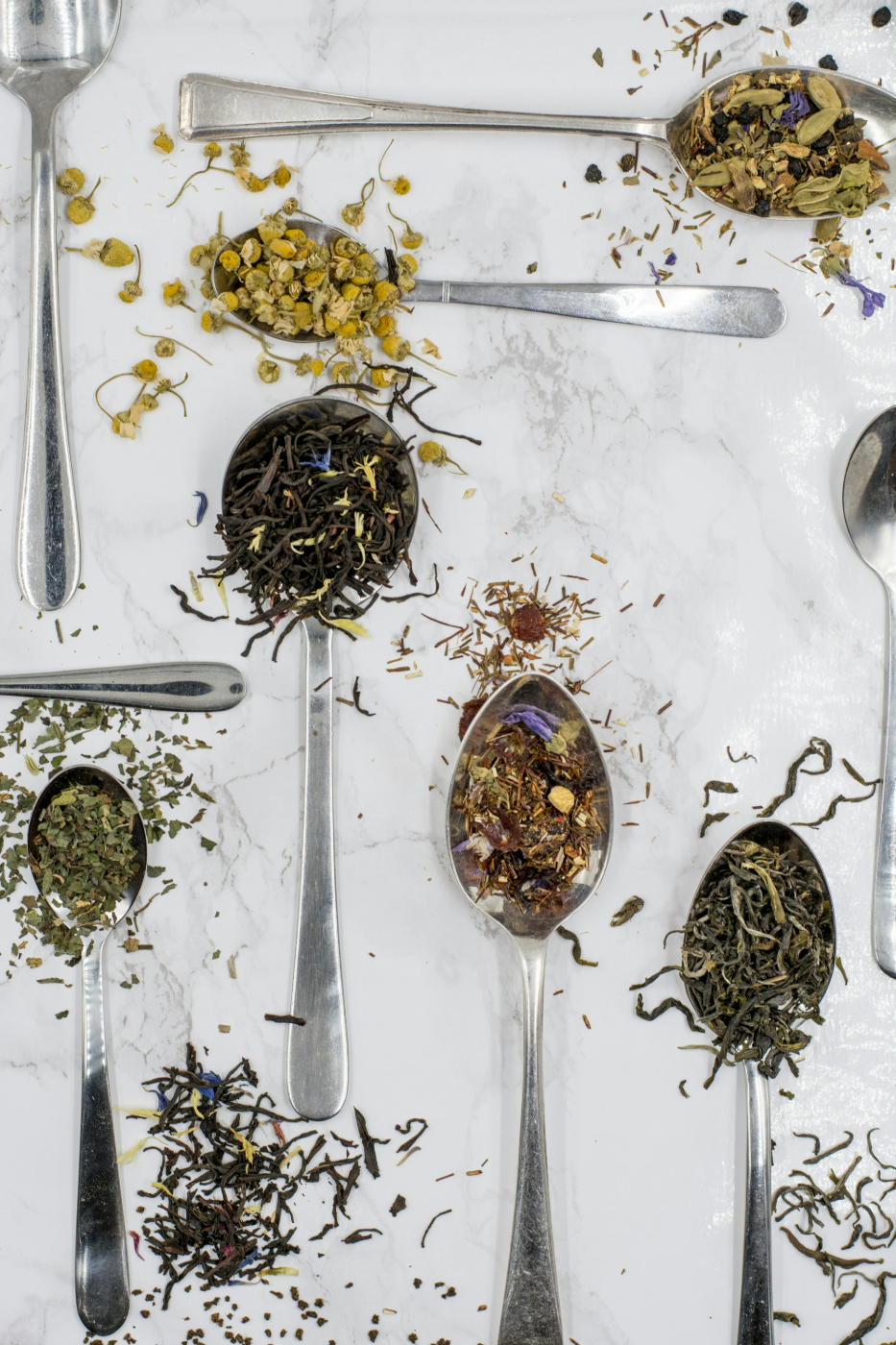 Several spoons, each with a different loose tea